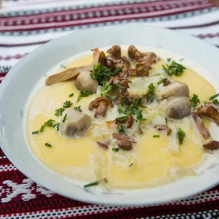 хата різьбяра - закуток ゲストハウス