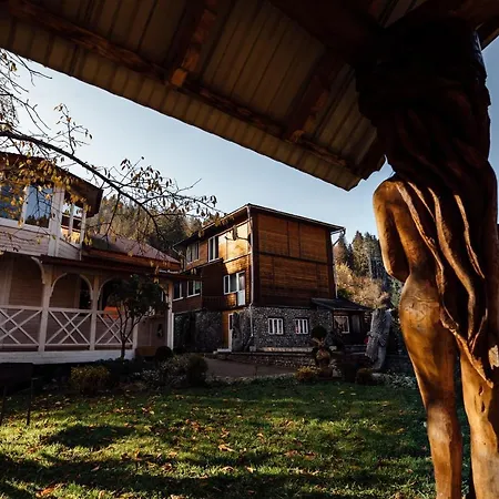 хата різьбяра - закуток ゲストハウス