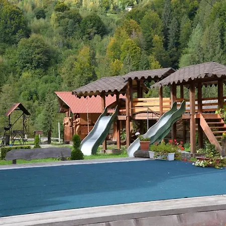 хата різьбяра - закуток Guest house *